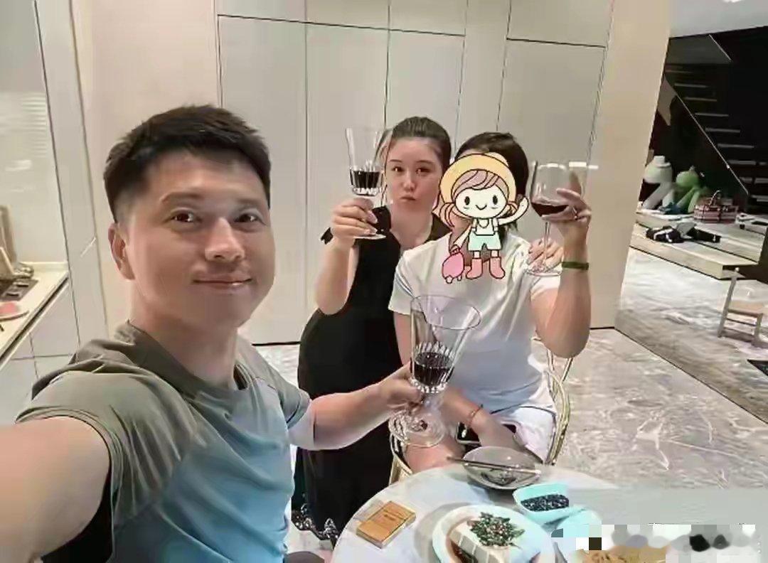 李小萌王雷豪华住宅被曝光，谁能想到王雷的烟成了最大亮点！ 
