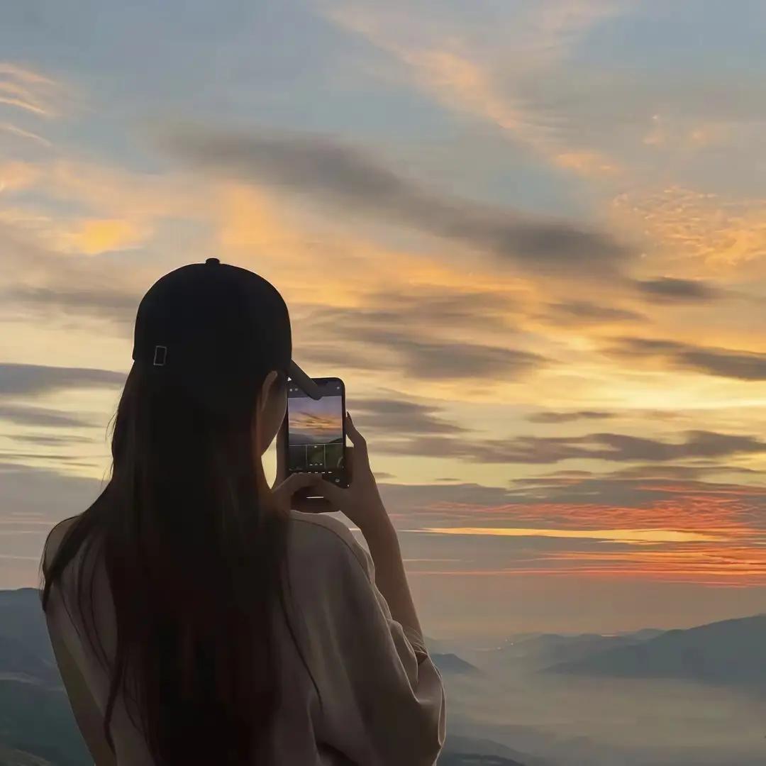 [微风]

现代诗：《告别，如果有的话》
原创/首发

背影
望着
背影
温柔