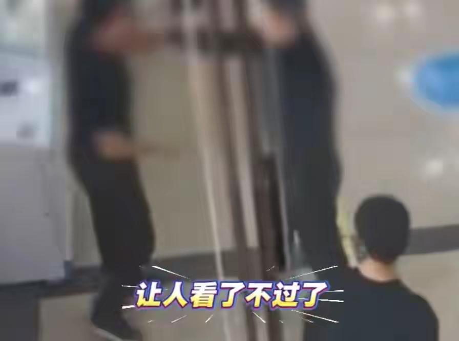 陪孕妻产检遇男医生，丈夫当场撞墙闹离婚，这操作真的让人看不懂！在医院里医生本就只