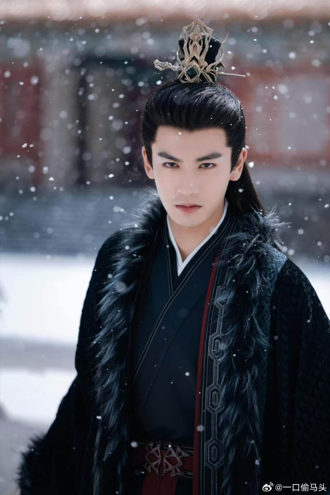 张凌赫 古颜一张凌赫古颜一实至名归，从仙尊到疯批再到落难战神，每套造型都杀疯 