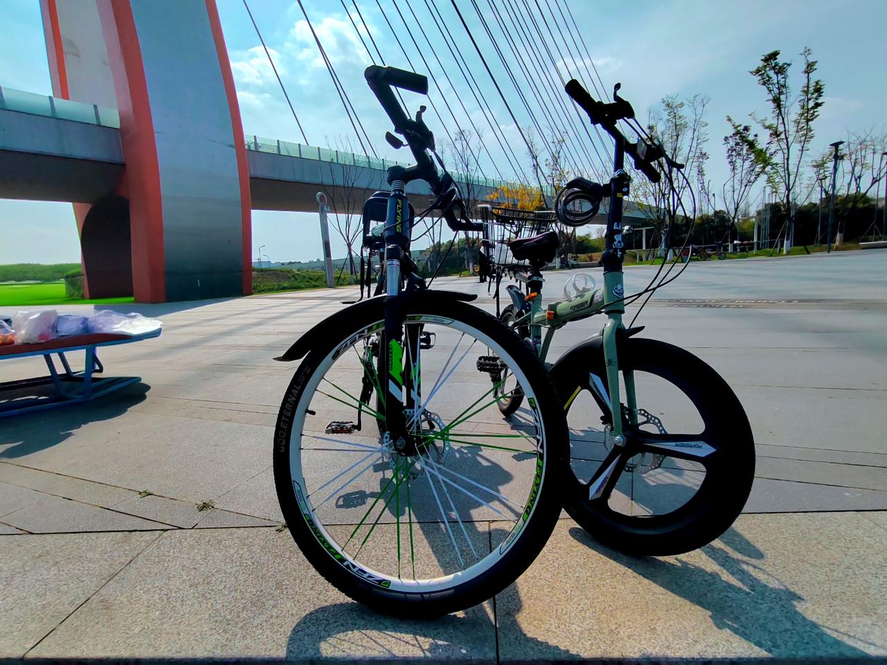 阳光是最好的滤镜，蓝天是最绝的背景。停下车，与春天合个影。车轮碾过的是风景，定格