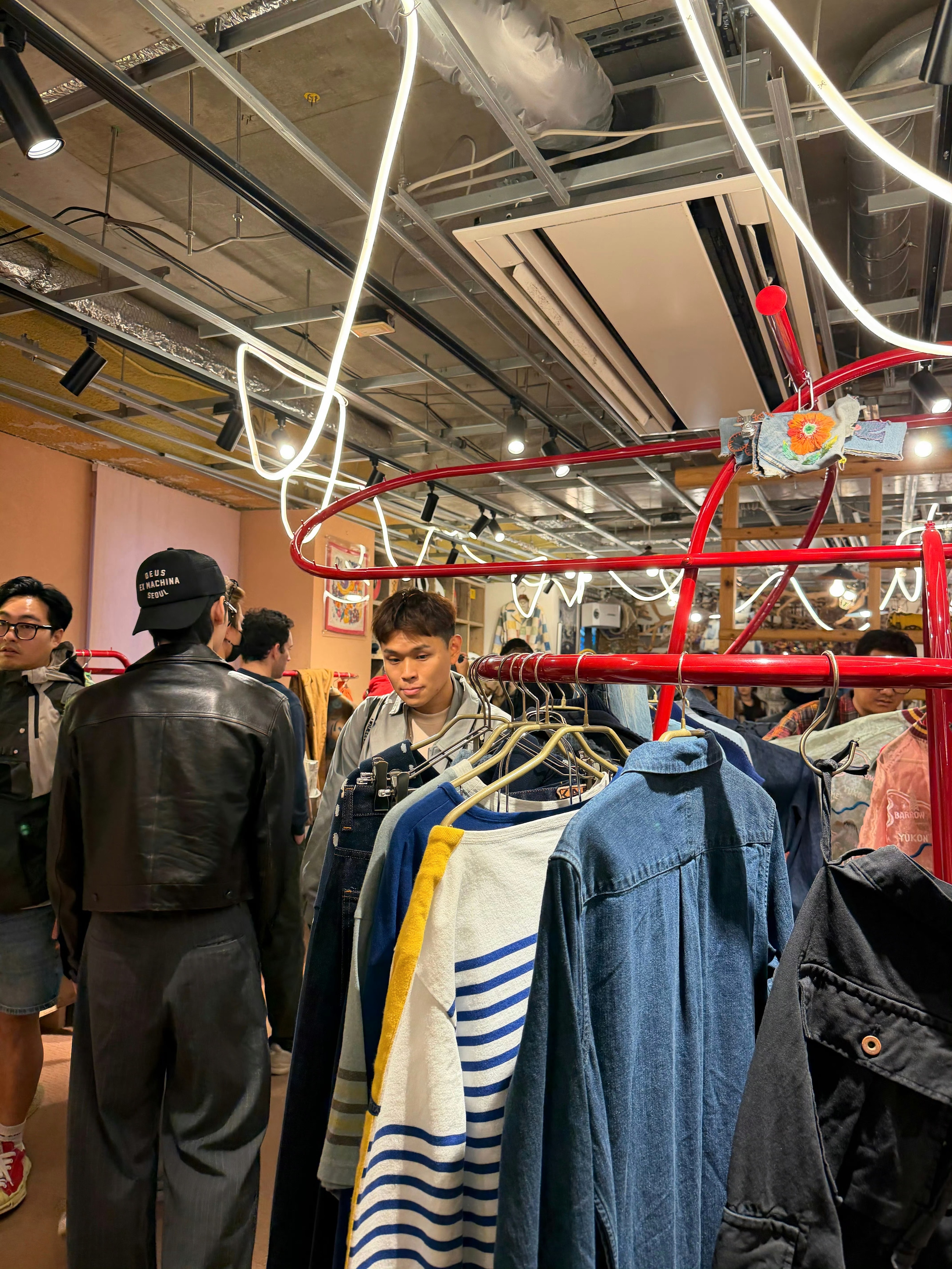 李羲承朴成训一起逛街 网友偶遇李羲承、朴成训涩谷一起逛街🎉 ​​​