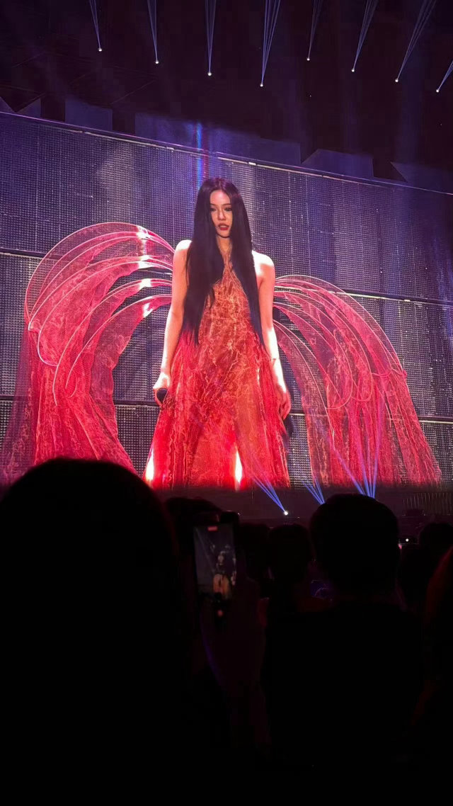 宁艺卓 in Iris van Herpen F/W 2025 Haute Co