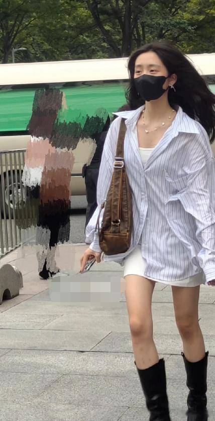#黄多多近照# 有网友在街头偶遇黄磊女儿黄多多，身着宽松衬衫外套，体型纤瘦，妥妥