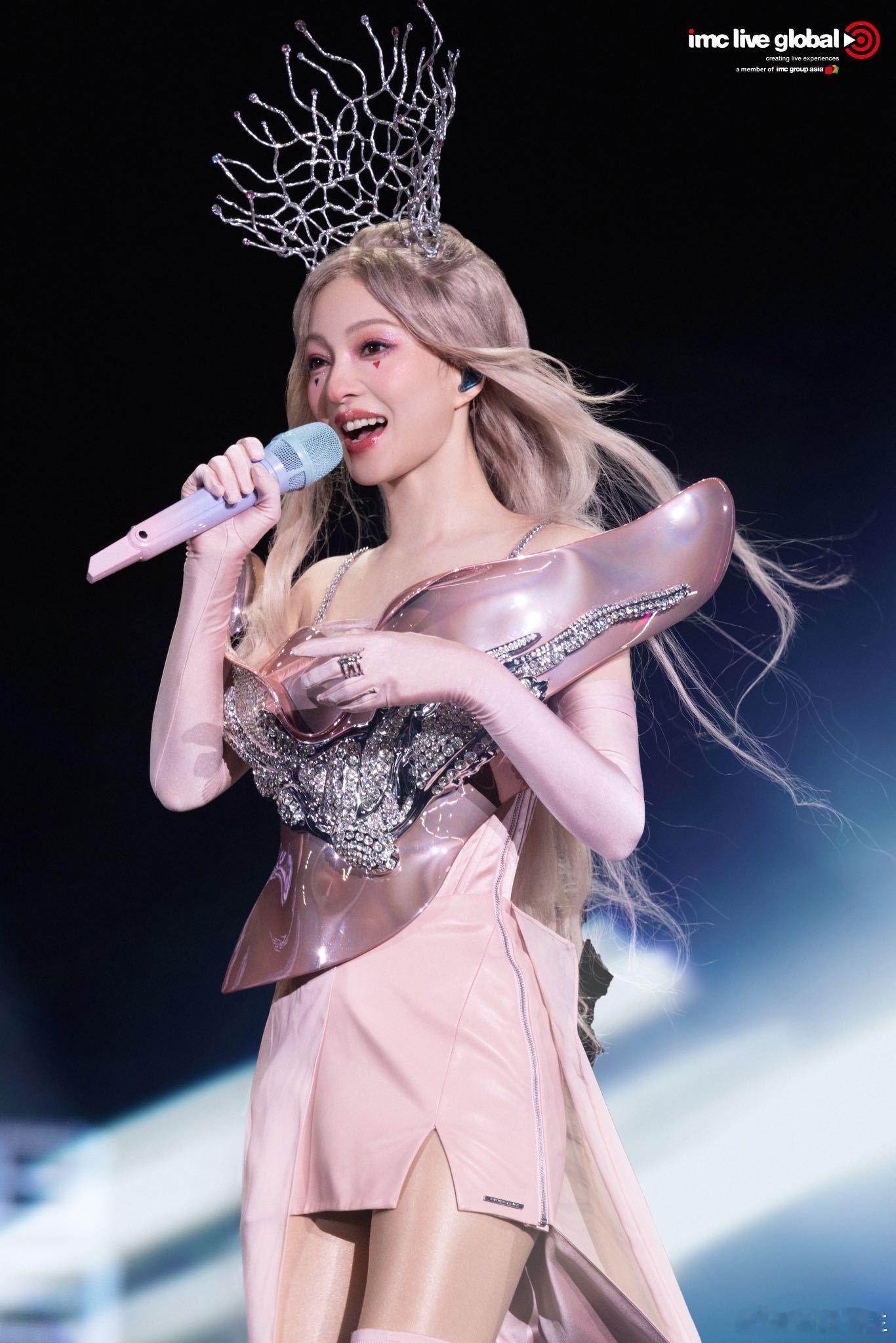 张韶涵真的来成都兑现十年之约了 闹钟定了三个！就怕错过 8 月 8 日 11 点