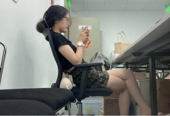 “这哪是上班，分明是白嫖！” 陕西西安，24 岁女子入职上海某公司，拿着 150