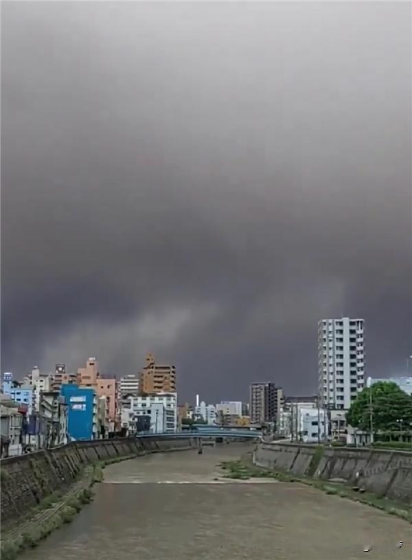 日本又出事了，
这次既不是地震，
也不是核泄漏，而是

火山喷发。

2026年