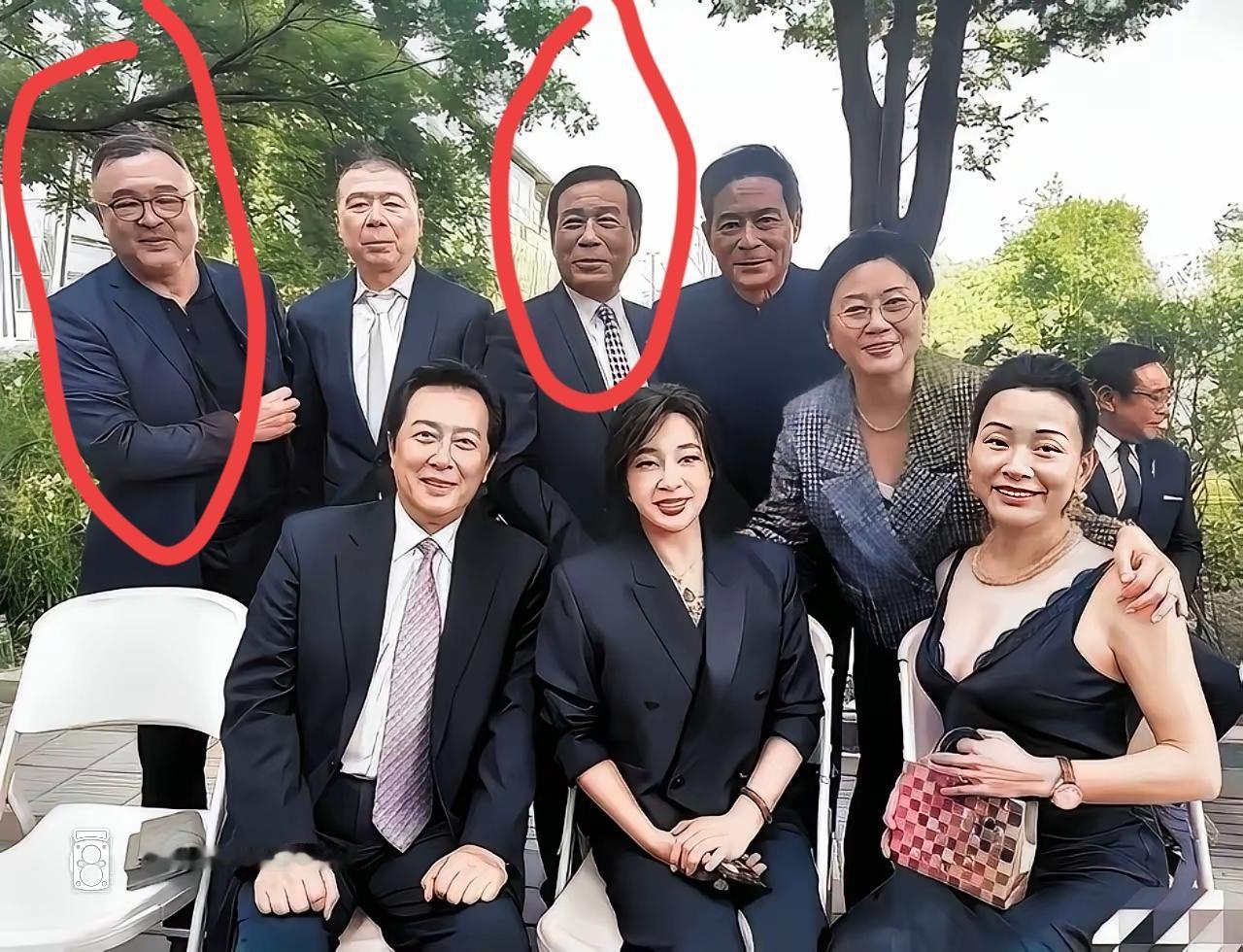 一群穿着正式的男女在户外合影。怎么还有相声演员？一张珍贵的合影 ，都是老戏骨。你