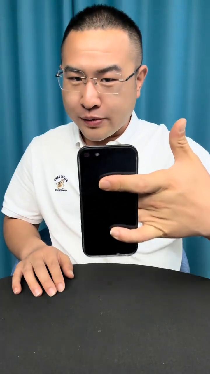 听说这个动作只有外星人能做到。
据说这个手势百分之九十九的人都做不到，如果你能做