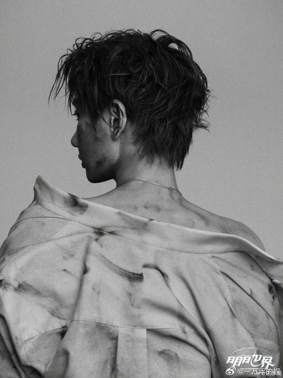 汪苏泷明日世界海报汪苏泷胡渣造型 谁被汪苏泷这组胡渣海报惊艳到！黑白废墟风搭配随