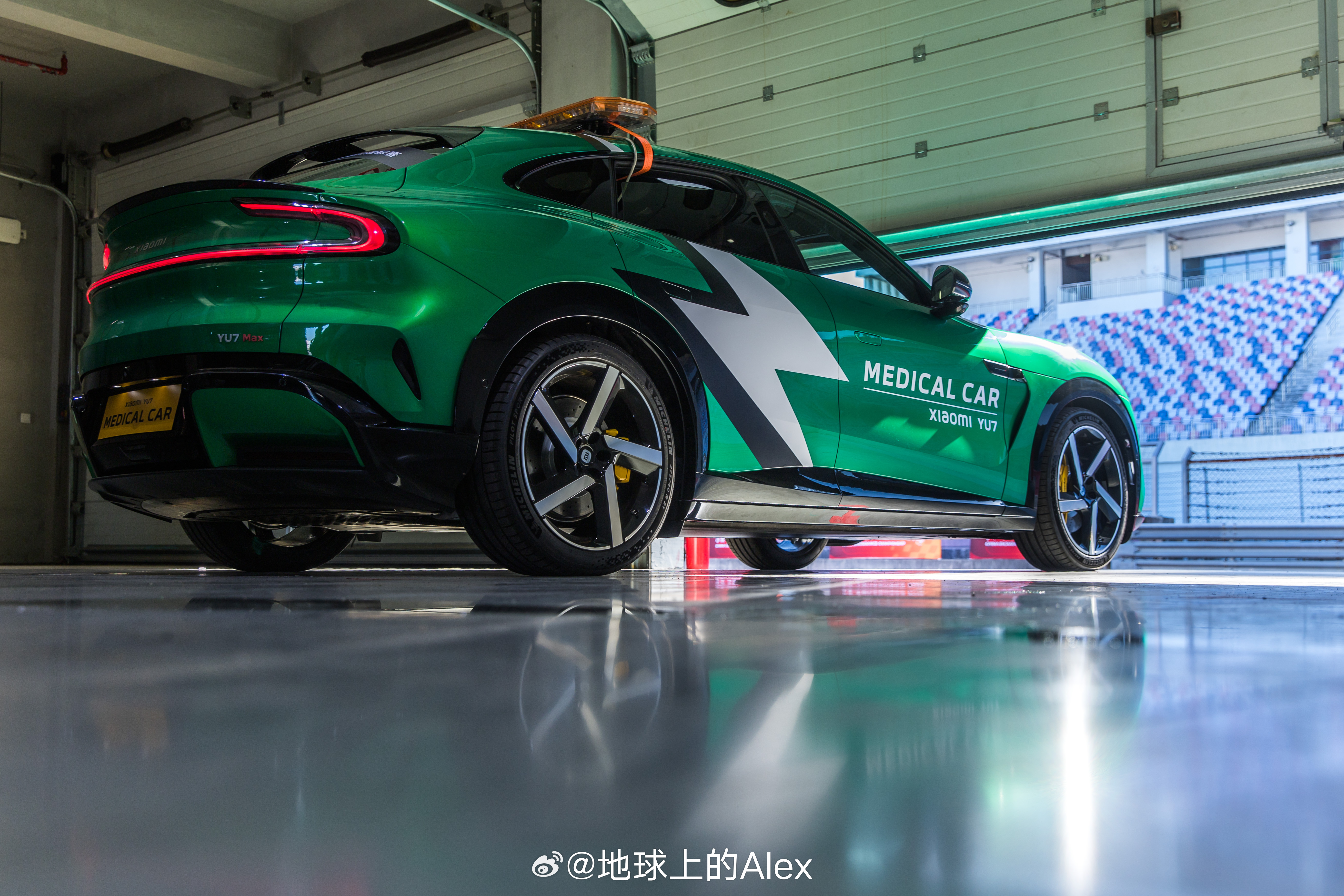 ⼩⽶SU7 Ultra和YU7双持车主狂喜没想到之前⾃⼰拍的同框，现在就官⽅赛事