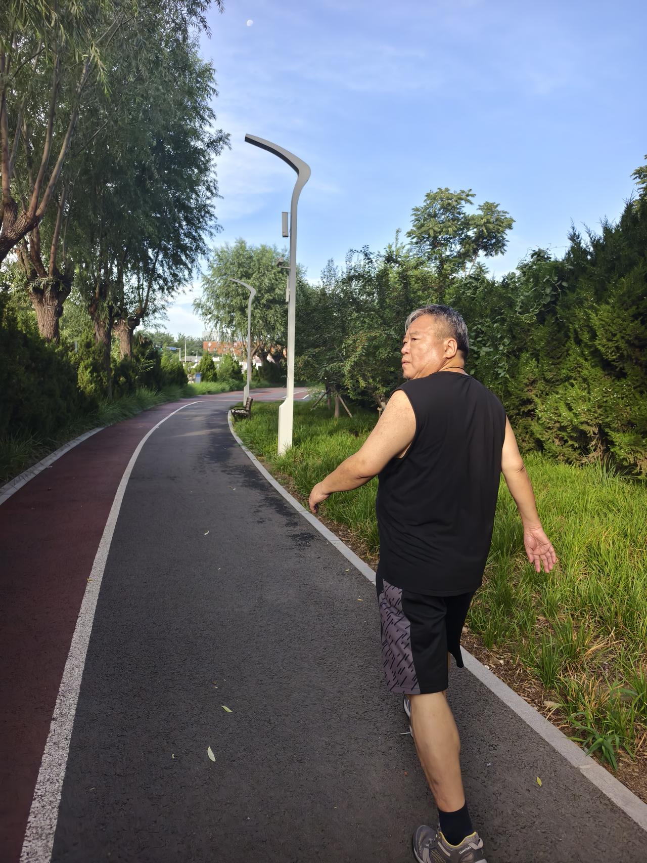 “说实话，巴拉圭防得不错。”
​早上走路，路过一个遛狗的老太太，在听收音机。朋友