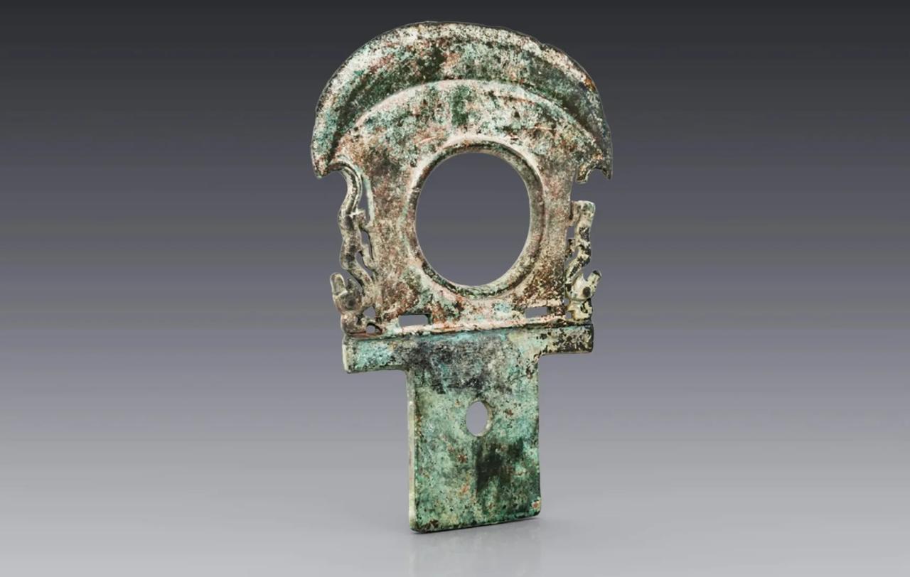钺（yuè），为我国古代的一种兵器，形制似斧，用以砍杀。《说文解字》曰：“大者称