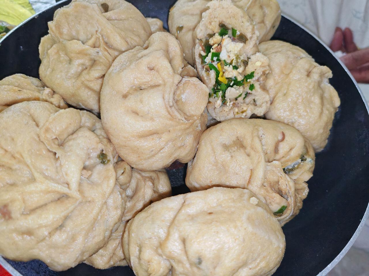 三先生夲是素食动物！今天，我做的素馅包子，尤其是韭菜馅的包子，更是他的最爱。
