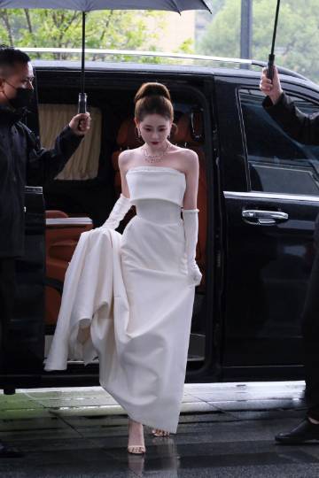 祝绪丹我那明媚贵气的大小姐 天呐，祝绪丹今天这身纯白抹胸拖尾长裙简直美到犯规！肩