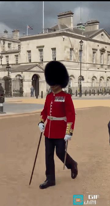 英国皇家卫兵用两角规测量其他卫兵站位是否准确！
一边走一边量，准不准手拿两脚规的
