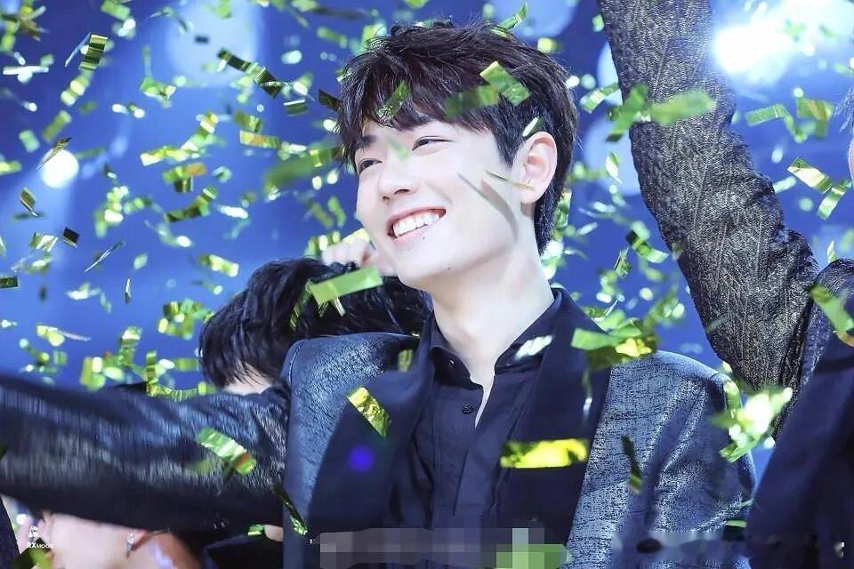 #肖战大学是设计专业的#肖战这几年够别人……14年大学设计师毕业15年参加选秀进