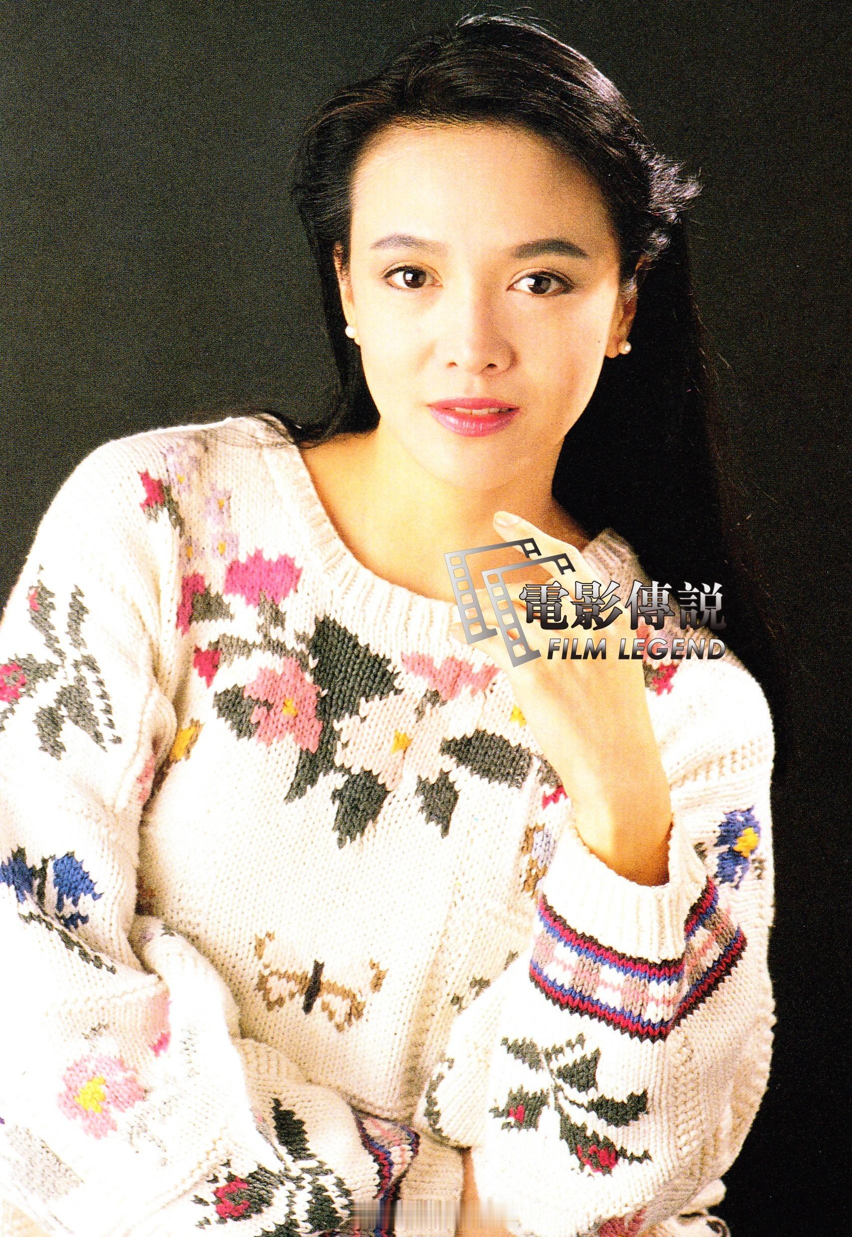 電影傳說扫描 重温1988年的《特警屠龙》（图三），发现郑裕玲穿的这件毛衣一眼熟