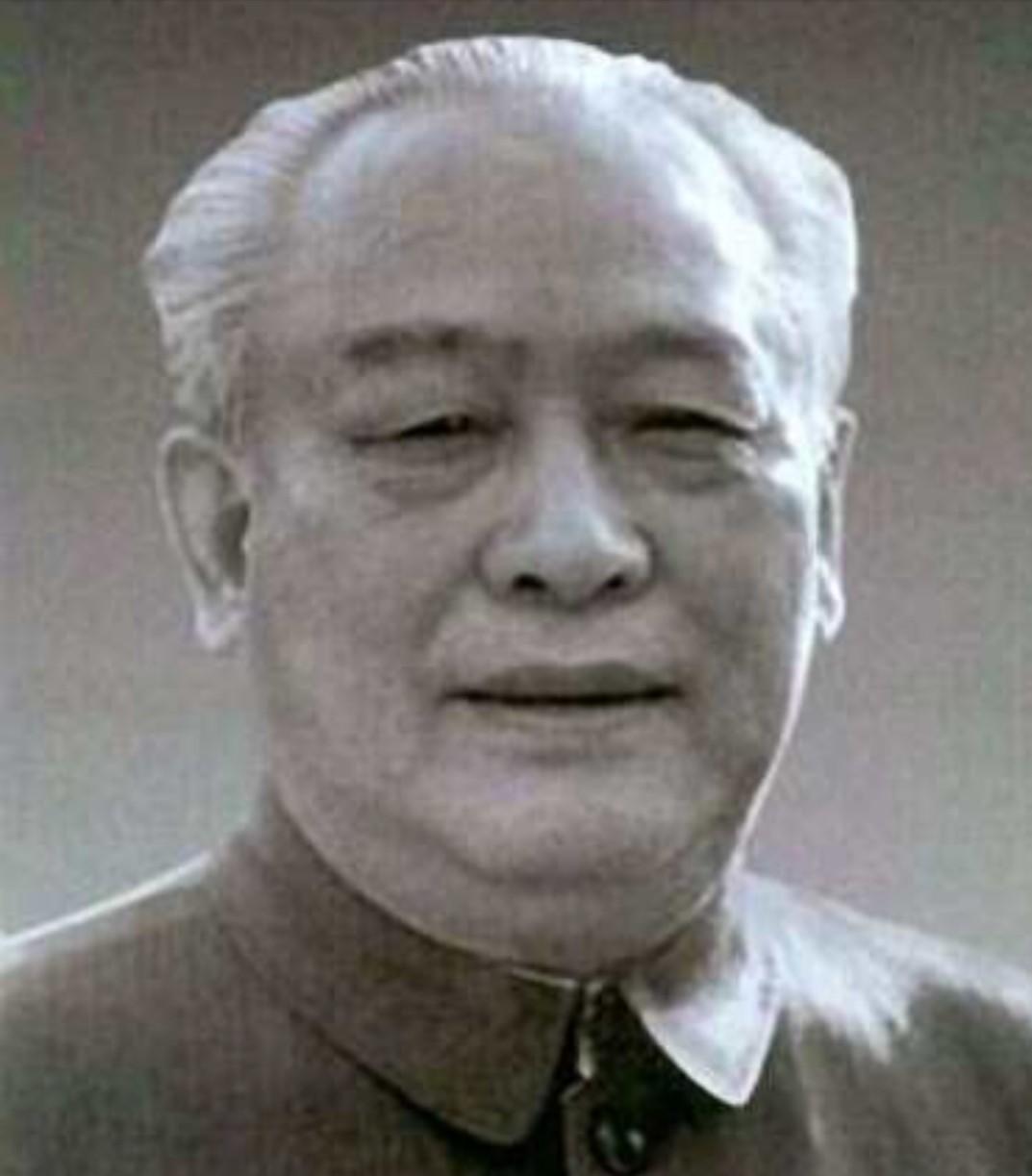 他18岁加入中国共产党，21岁担任红军团政委，长征途中战斗失去左臂，1955年授