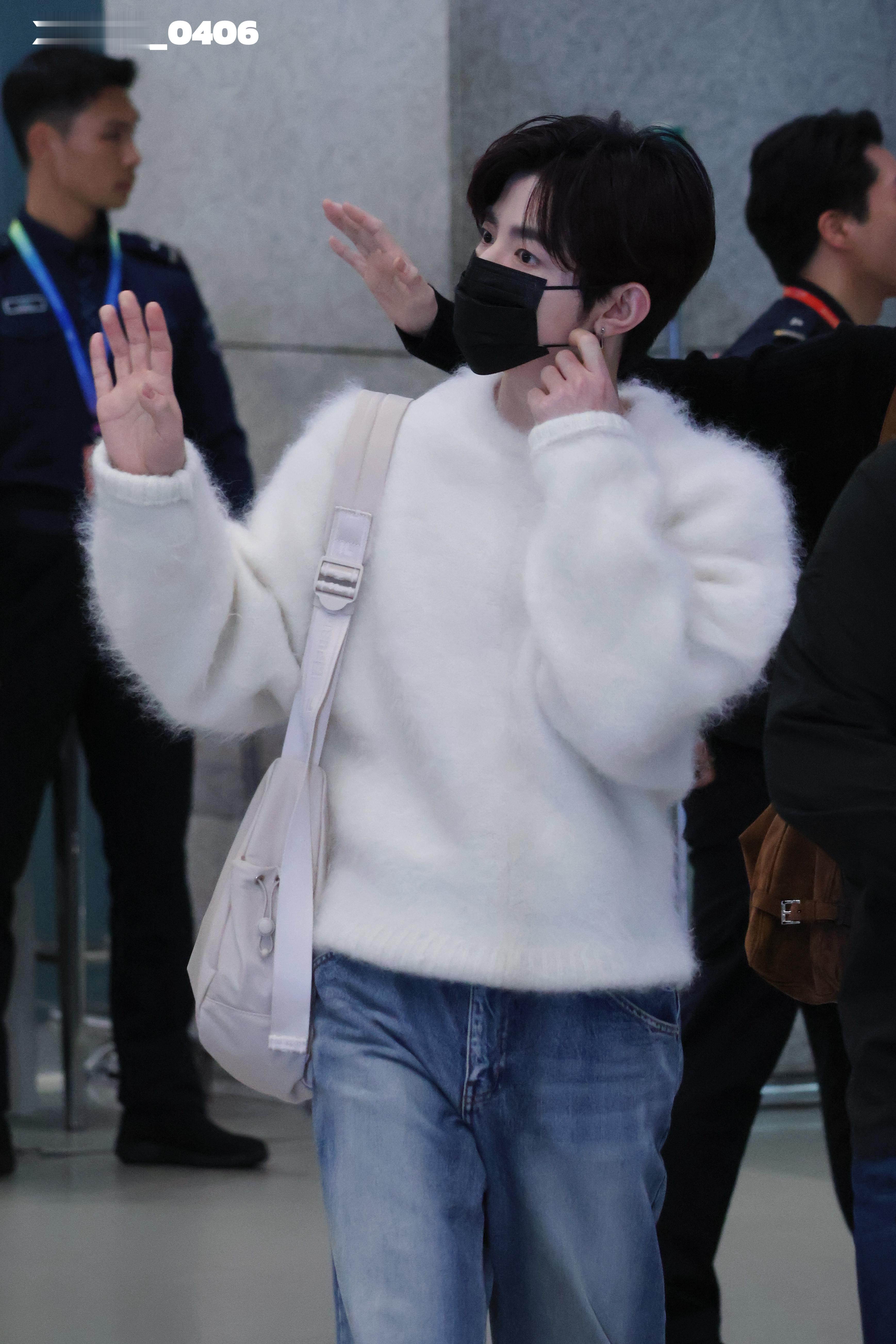 章昊今日仁川机场到达路透见到粉丝就摘口罩打招呼！上目线笑容攻击毛茸茸的冬日男友?