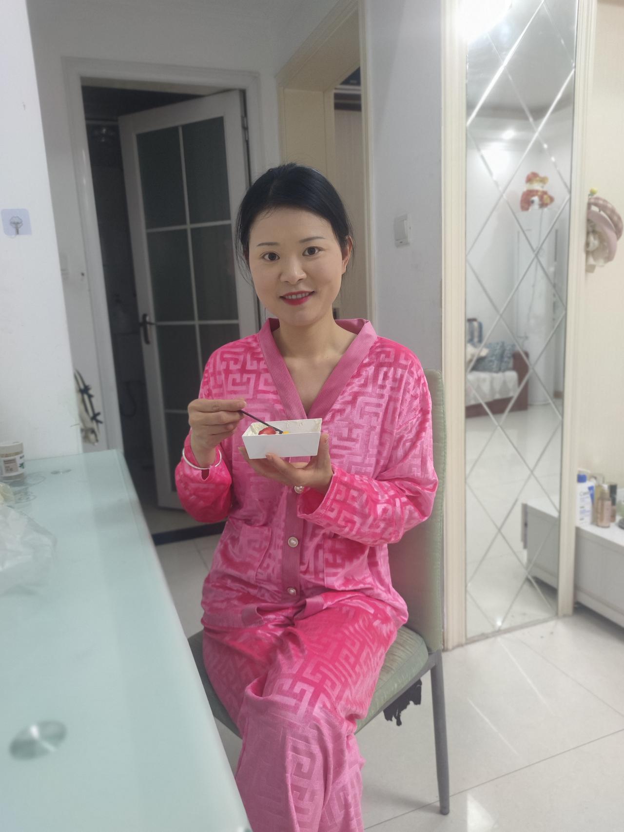 分享我这周有趣的事：今天买了套睡衣，第一次穿粉红亮色，大家觉得怎么样