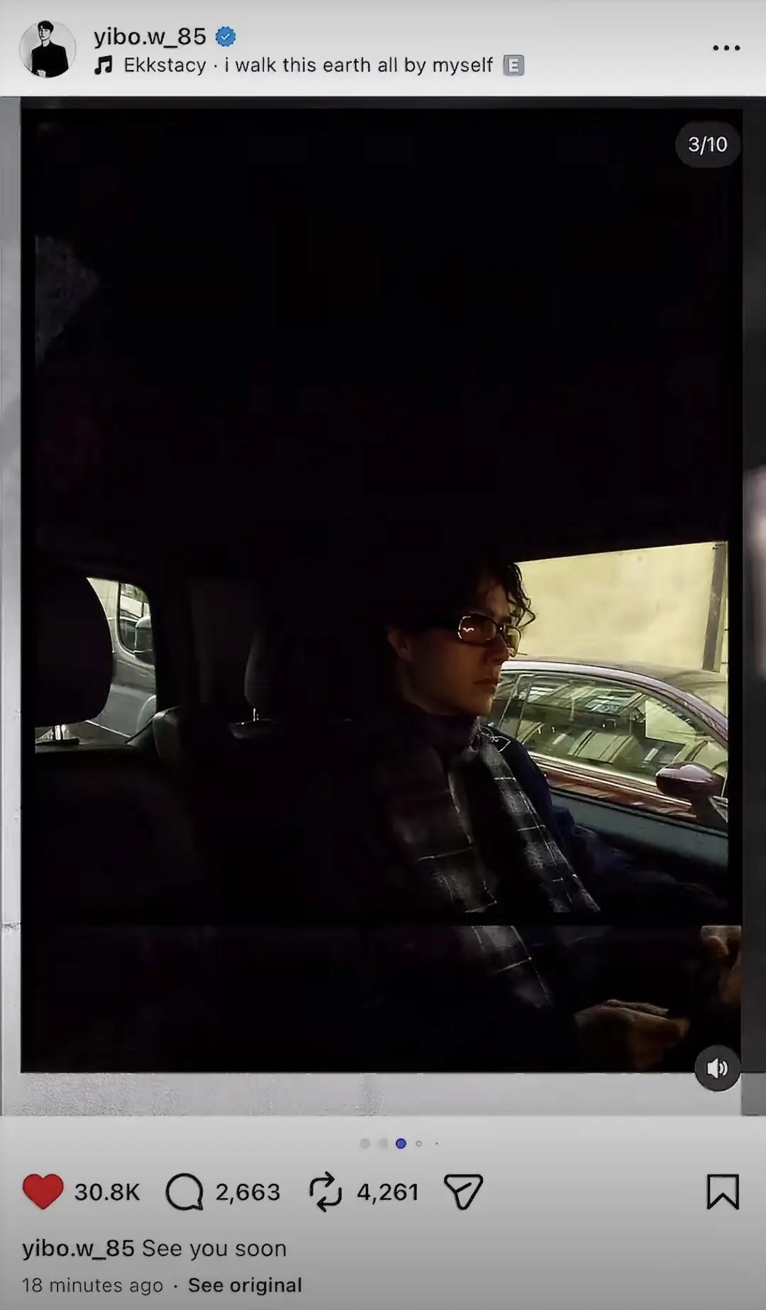 王一博ins发送自拍并配乐：i walk this earth all by m