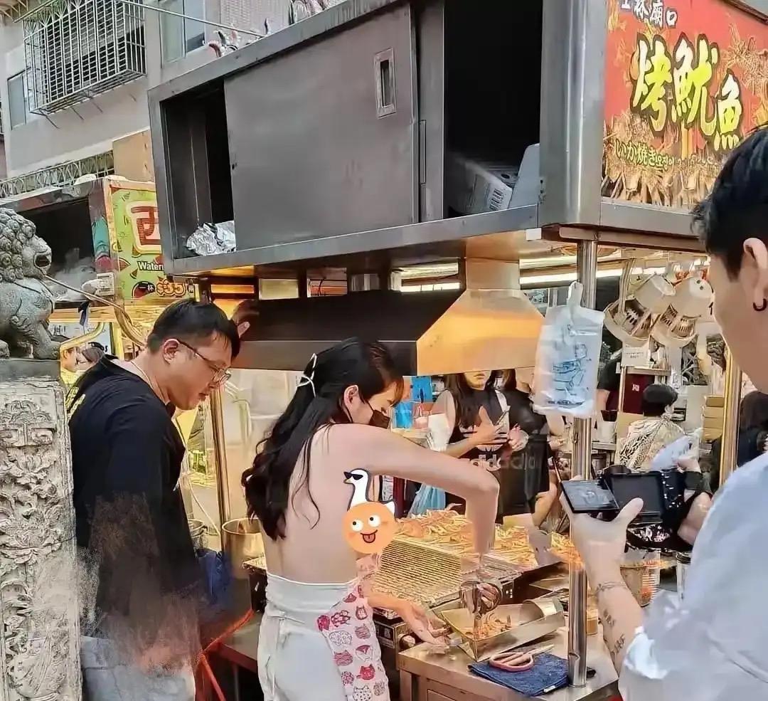 中国烟火气燃爆英国！曼彻斯特街头中式烧烤摊合规经营满一年，孜然香征服老外与留学生