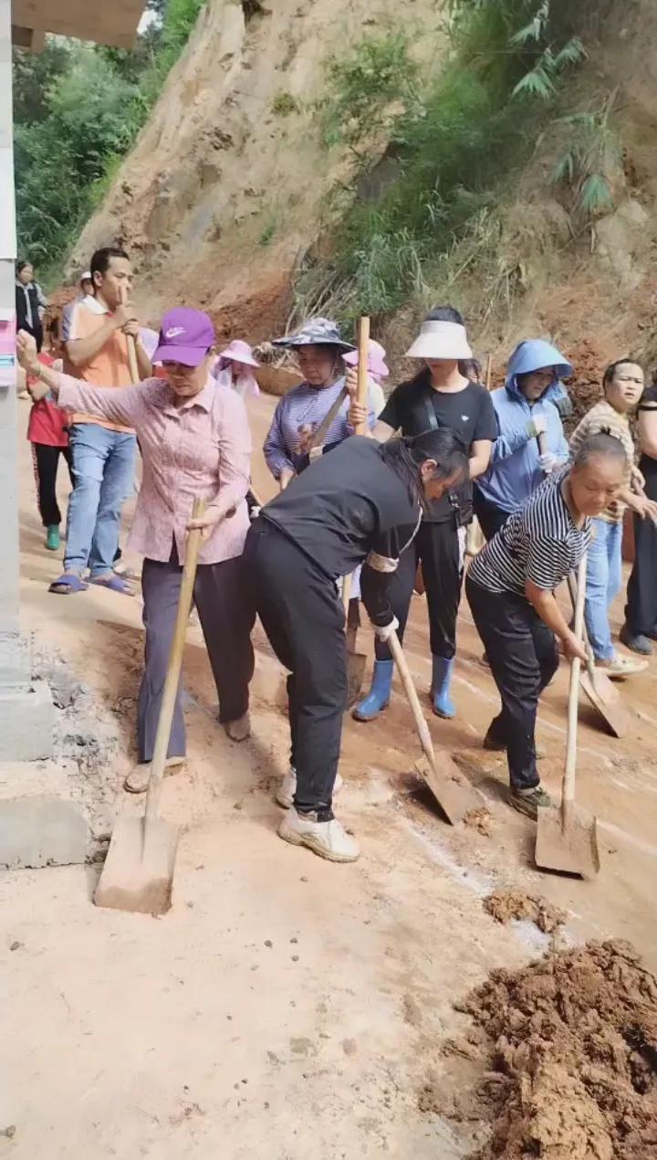 广西那坡金龙湾居民自筹资金投工投劳开展台风“摩羯”灾后自救，那怕是背着小孩也要上