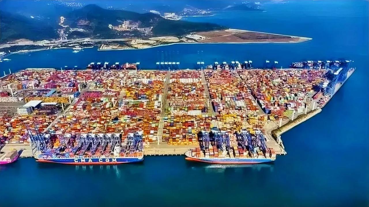 上海还有重新夺回外贸第一城的机会吗？
2024年，深圳外贸凭借高速的增速，硬是从