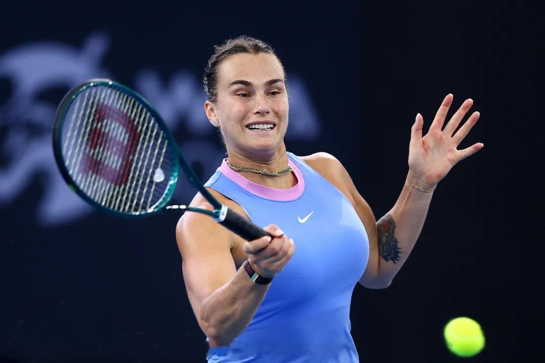WTA500  布里斯班站决赛，世界第一萨巴伦卡4-6/6-3/6-2逆转资格赛