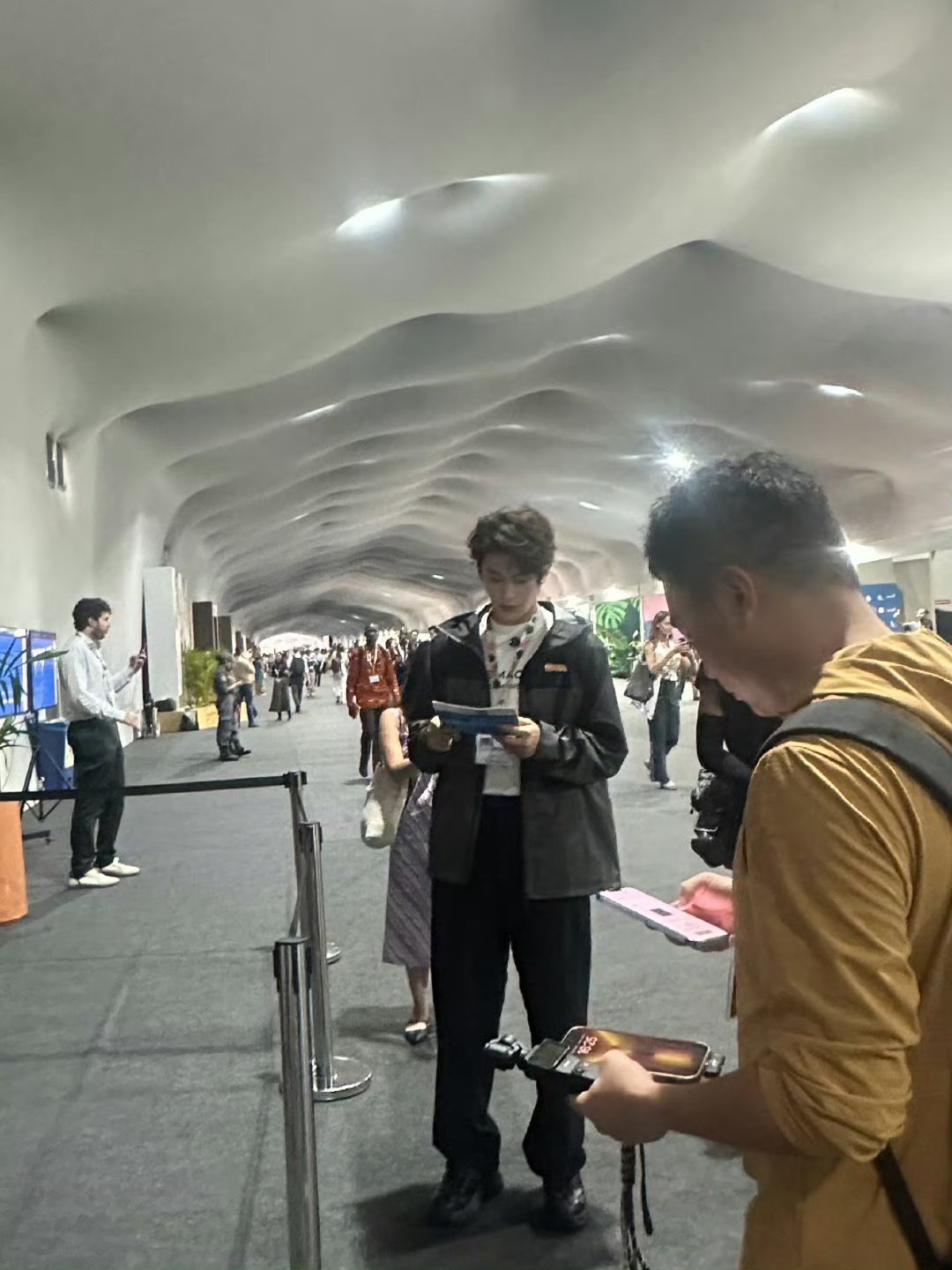 丁禹兮现身COP30，挂工作证认真查资料，外派参与全球议题的既视感拉满，体制内男