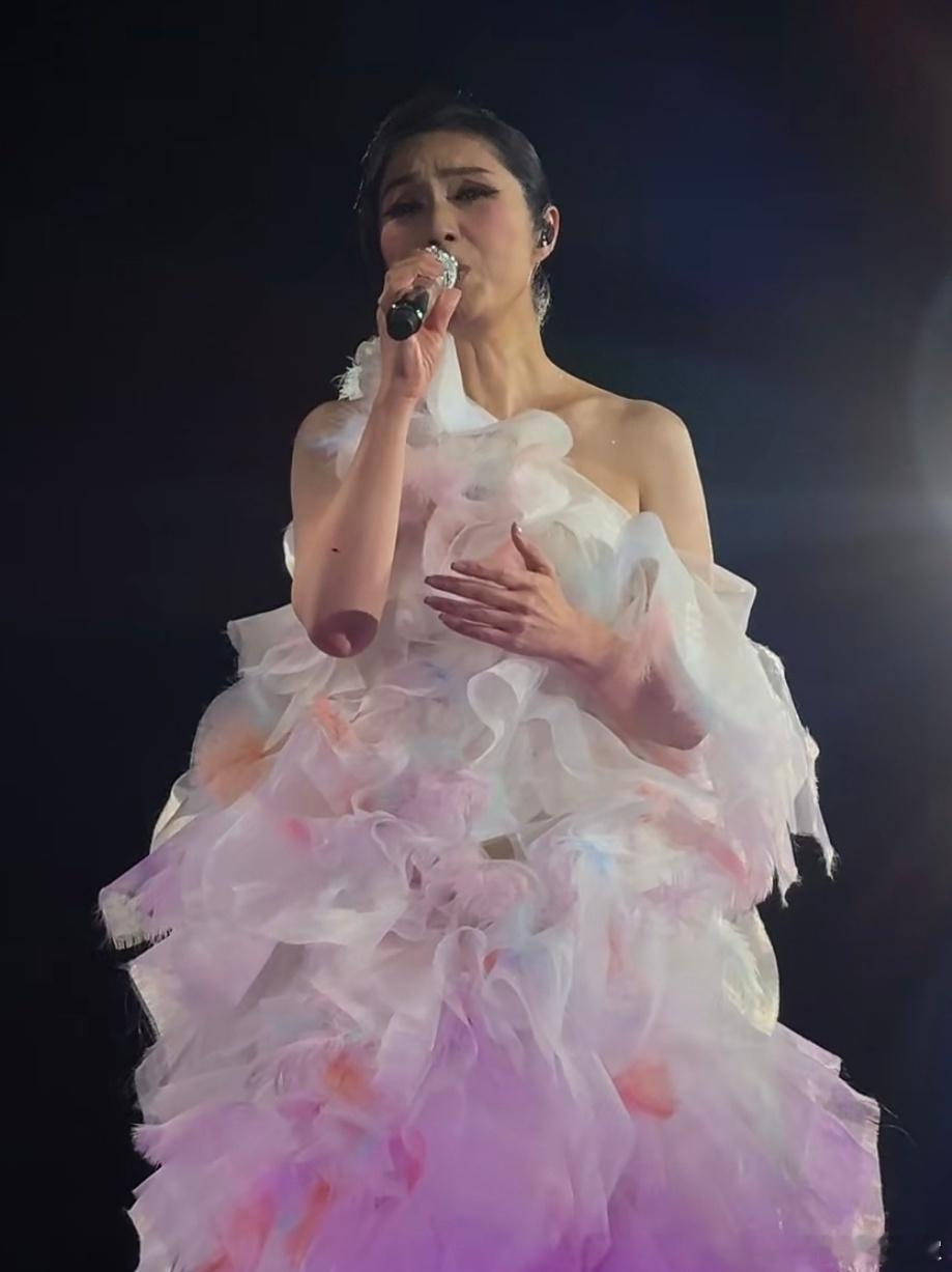 杨千嬅怎么真诚成这样杨千嬅每一句歌词都唱到我们心里，这种真诚现在太罕见了 