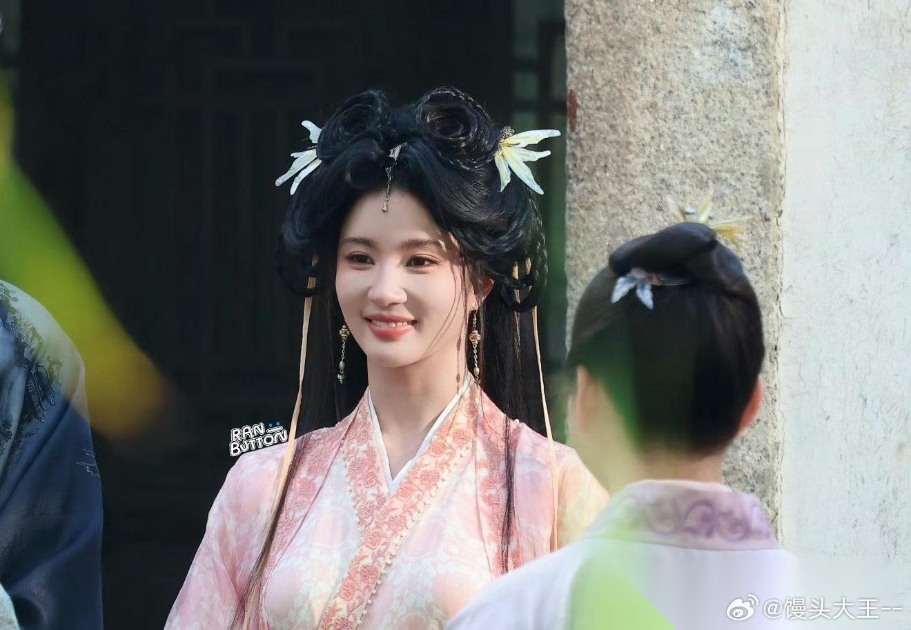 郭敬明你到底在用美女的脸干什么啊？ 今天看到郭敬明剧组正在拍摄的路透，刘些宁好好