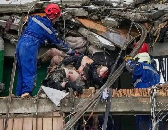 本次空袭结束后，救援人员在基辅波季尔区清理废墟时，发现了一家三口的遗体，直到最后