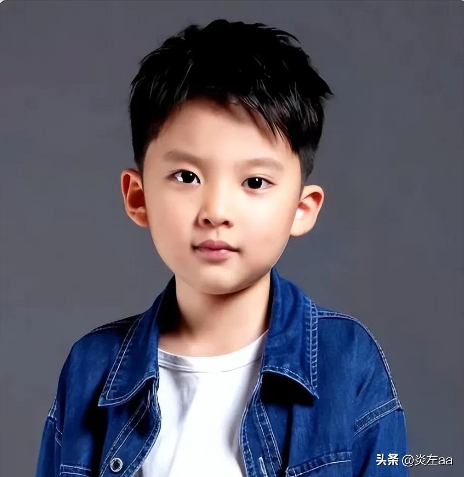 一女子领养11岁盲童，花28万给他治眼睛，2021年，小宇成功复明，看清养母憔悴