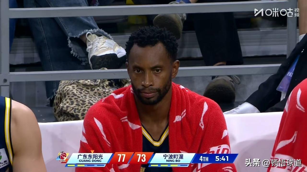 要摆脱目前2胜3负的窘境，其实也挺简单，就看俱乐部高层舍不舍得花钱改变两个位置，