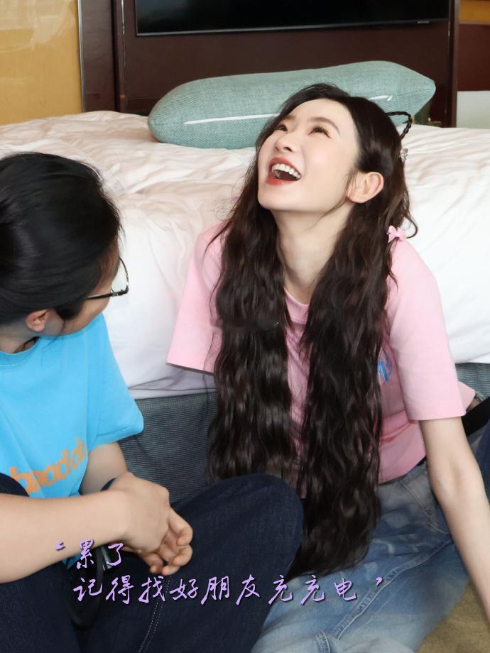 张艺凡用手语回应听障观众 路演现场那么嘈杂，张艺凡的声音能被所有人听到。但她选择