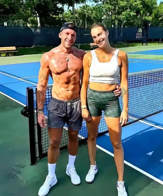 萨巴伦卡丧失了两位亲人！
她小时候是跟着当冰球运动员的爸爸误打误撞接触网球的。