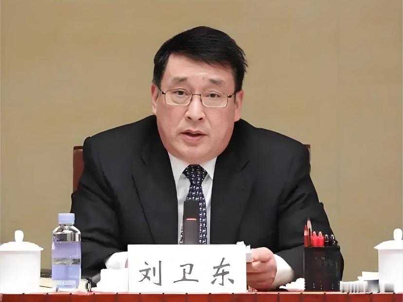 最近59岁的刘卫东又上了热搜，
他是1966年出生的湖北秭归人，
1988年从武