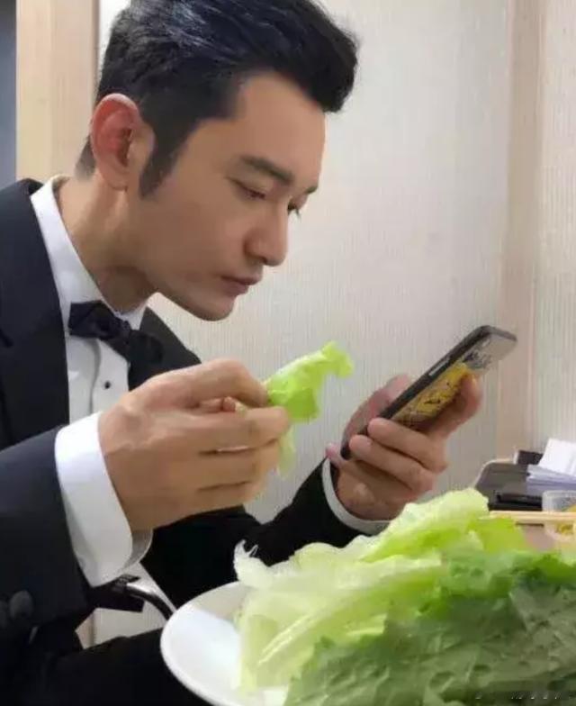 黄晓明怎么会是属蛇的，他应该属兔子才是啊[喵喵][喵喵] ​​​