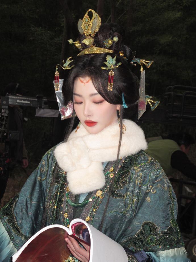 孔雪儿真公主来的孔雪儿昭阳公主日记翻阅专属公主日记剧照，孔雪儿轻松驾驭全套华贵宫