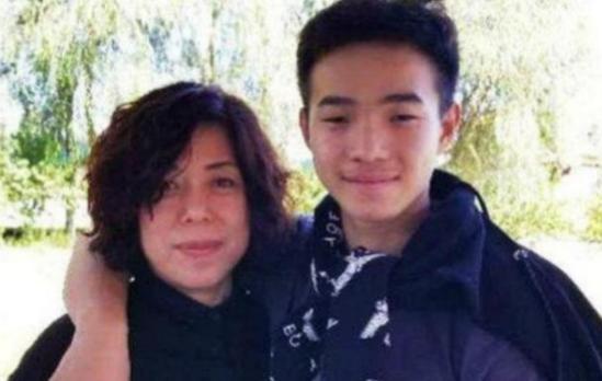 1995年，黑龙江一女子捡到一聋哑男婴，为了抚养他，不惜与丈夫离婚，甚至卖掉房产