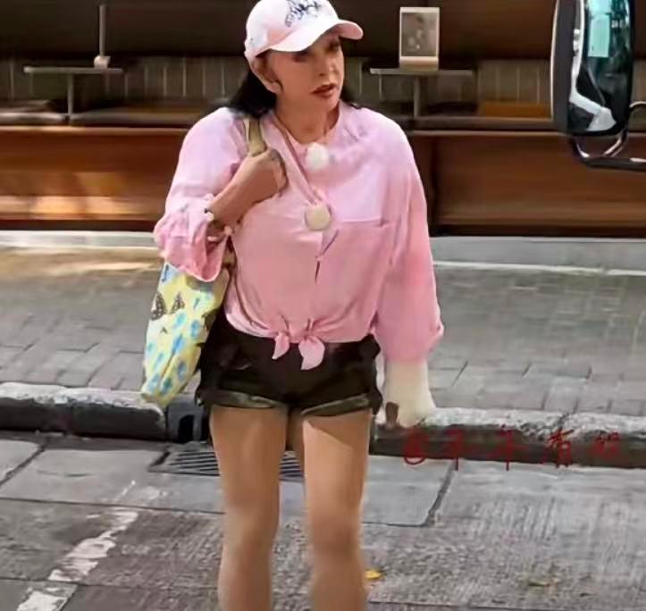 71岁刘晓庆穿破洞短裤配粉衬衫，街拍一出，年轻人直接看傻了。
她不问年龄，只问心
