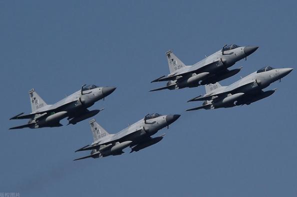 最近中东局势乱成一锅粥，阿联酋是真的急得团团转了！巴基斯坦的战机刚飞到沙特，给沙