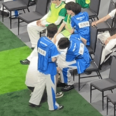 小宝一下就坐到小极旁边惹