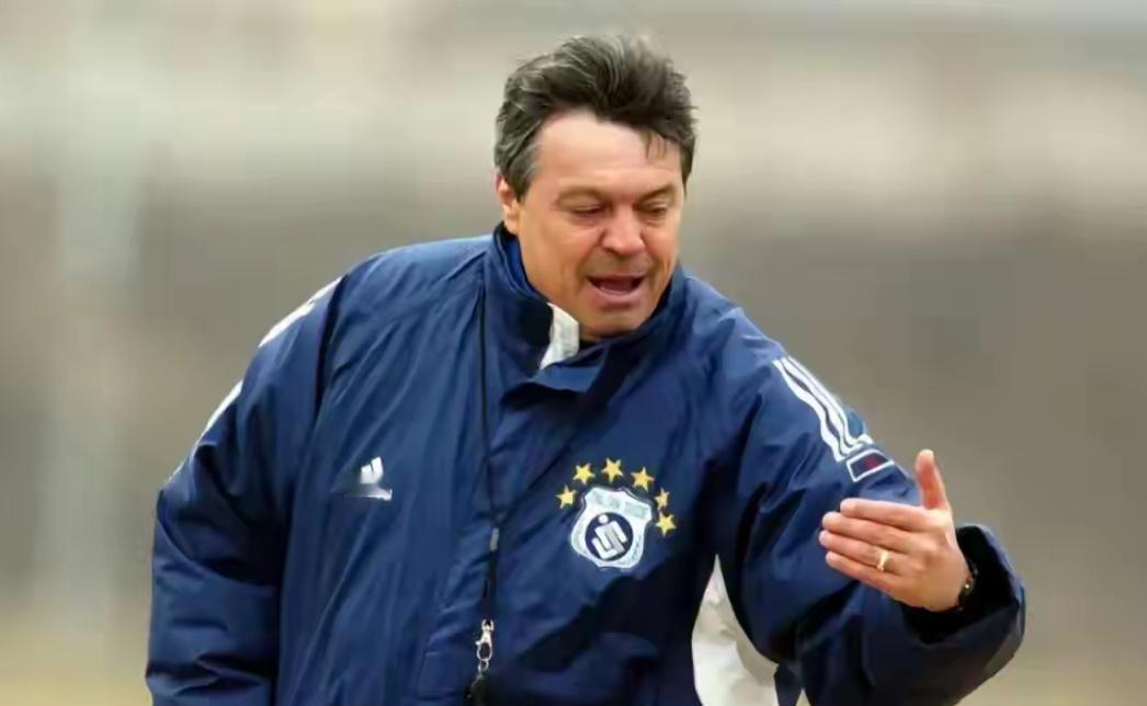 他走了！前大连实德功勋主帅科萨诺维奇去世！
今晚突发消息，据多家外媒报道，科萨诺