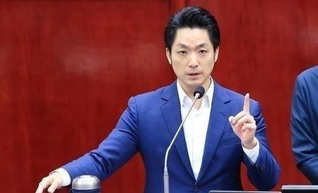 台北市长蒋万安他曾表示，如果大陆军机继续在台海绕飞演习，他就要停掉创办了十五年的