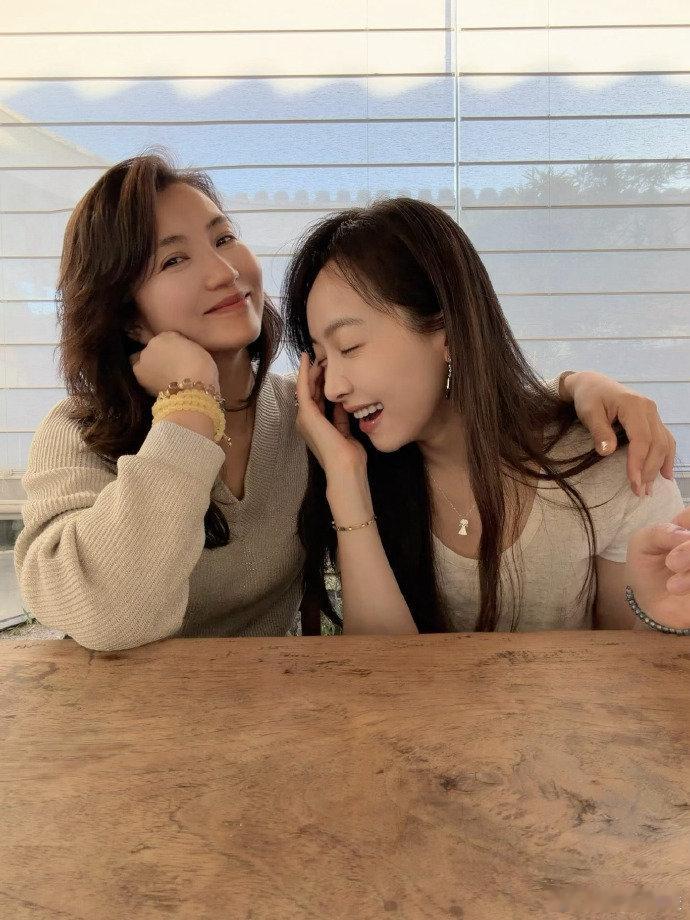 宋茜陈好你们根本没喝中药 情人节不晒爱情晒友情！陈好晒与宋茜胡同漫步照，两人亲密