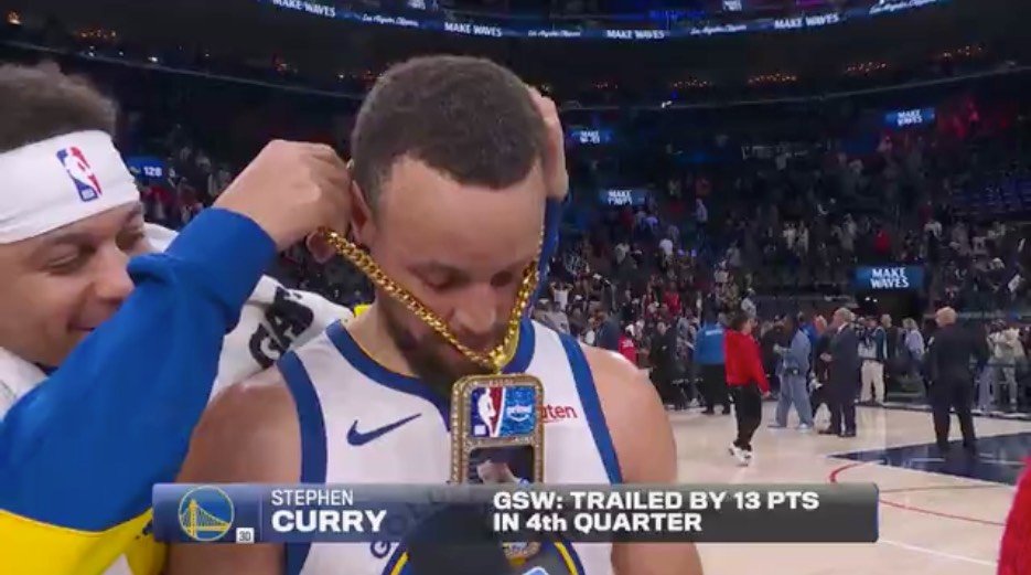 小库里为哥哥带上关键球员项链勇士vs快船 库里就是三分的神