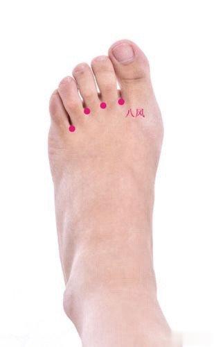 传统的中医在治疗毒蛇咬伤时，如果蛇咬在手上，那就会用三棱针刺八邪穴排毒，如果蛇咬